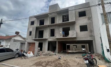 Departamento de 3 ambientes con espacio vehicular