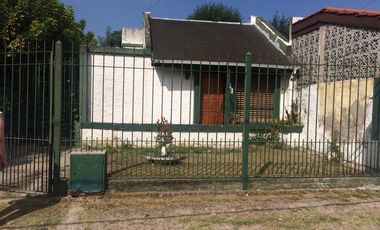 Casa con jardin y quincho