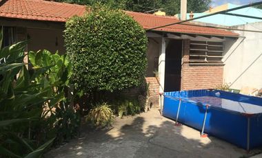 Casa con jardin y quincho