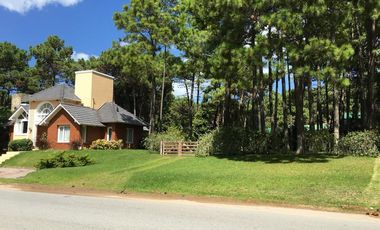 IMPORTANTE CHALET A 200 MTS DE MAR EN LA MEJOR ZONA DE PINAMAR (ZONA NORTE)