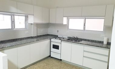 REFACCIONADO a NUEVO - PH 3 Ambientes con cochera y patio.