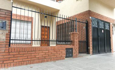 REFACCIONADO a NUEVO - PH 3 Ambientes con cochera y patio.