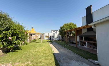 Casa en venta - 3 Dormitorios 1 Baño - Cocheras - 412Mts2 - Ensenada