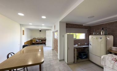 Casa en venta - 3 Dormitorios 1 Baño - Cocheras - 412Mts2 - Ensenada
