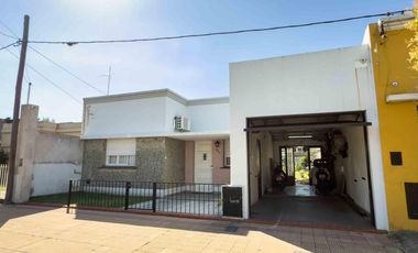 Casa en venta - 3 Dormitorios 1 Baño - Cocheras - 412Mts2 - Ensenada