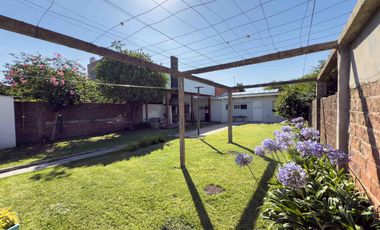 Casa en venta - 3 Dormitorios 1 Baño - Cocheras - 412Mts2 - Ensenada