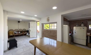 Casa en venta - 3 Dormitorios 1 Baño - Cocheras - 412Mts2 - Ensenada