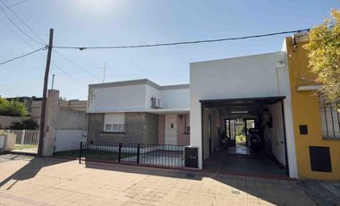 Casa en venta - 3 Dormitorios 1 Baño - Cocheras - 412Mts2 - Ensenada