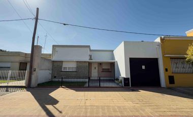Casa en venta - 3 Dormitorios 1 Baño - Cocheras - 412Mts2 - Ensenada