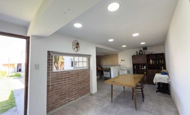 Casa en venta - 3 Dormitorios 1 Baño - Cocheras - 412Mts2 - Ensenada