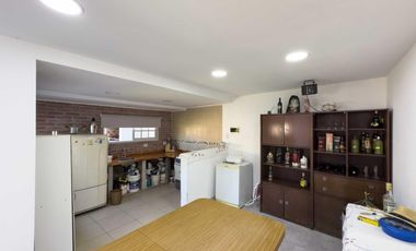 Casa en venta - 3 Dormitorios 1 Baño - Cocheras - 412Mts2 - Ensenada