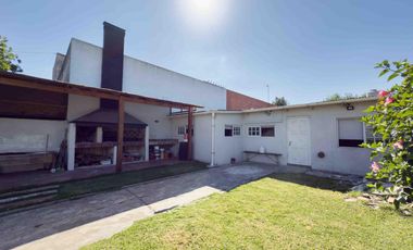 Casa en venta - 3 Dormitorios 1 Baño - Cocheras - 412Mts2 - Ensenada