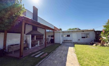 Casa en venta - 3 Dormitorios 1 Baño - Cocheras - 412Mts2 - Ensenada