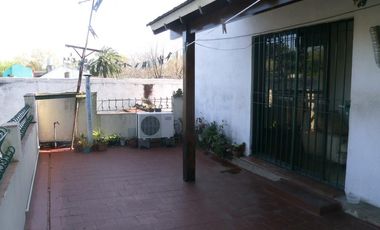 CHALET EN INMEJORABLE UBICACION A 200 MTS DE ESTACION MARMOL IDEAL PARA DOS FAMILIAS