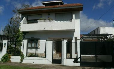 CHALET EN INMEJORABLE UBICACION A 200 MTS DE ESTACION MARMOL IDEAL PARA DOS FAMILIAS