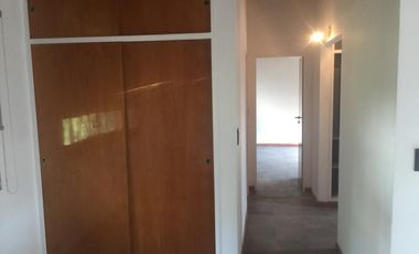 EXCELENTE DEPARTAMENTO DE 3 AMBIENTES EN INMEJORABLE UBICACION!!!! Lavalle 423, Monte Grande.-