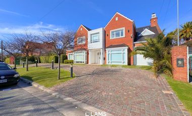 Chalet moderno de 7 ambientes en Venta - Barrio Los Troncos