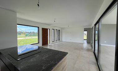 Chalet premium, todo en plata baja con quincho, pileta y parque.