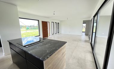 Chalet premium, todo en plata baja con quincho, pileta y parque.