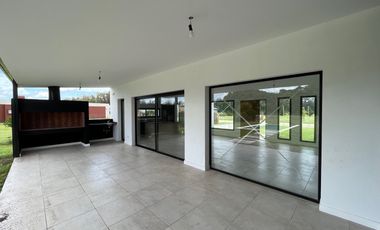 Chalet premium, todo en plata baja con quincho, pileta y parque.