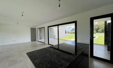 Chalet premium, todo en plata baja con quincho, pileta y parque.