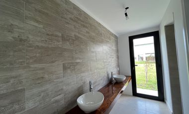 Chalet premium, todo en plata baja con quincho, pileta y parque.