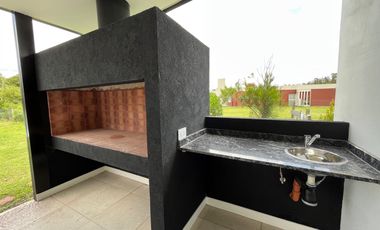 Chalet premium, todo en plata baja con quincho, pileta y parque.