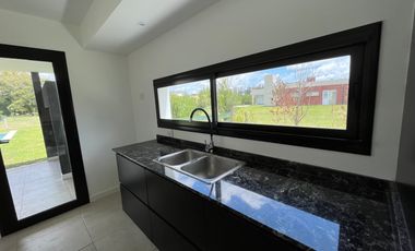 Chalet premium, todo en plata baja con quincho, pileta y parque.
