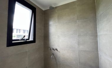 Chalet premium, todo en plata baja con quincho, pileta y parque.