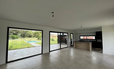 Chalet premium, todo en plata baja con quincho, pileta y parque.
