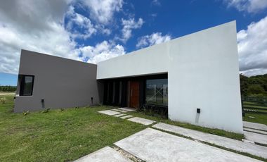 Chalet premium, todo en plata baja con quincho, pileta y parque.