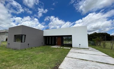 Chalet premium, todo en plata baja con quincho, pileta y parque.