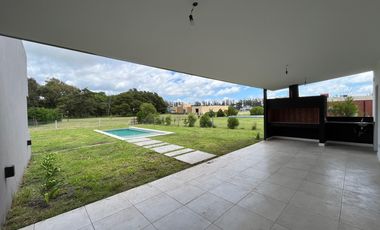 Chalet premium, todo en plata baja con quincho, pileta y parque.