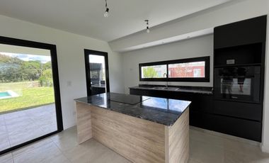 Chalet premium, todo en plata baja con quincho, pileta y parque.