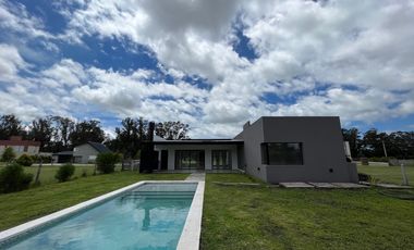 Chalet premium, todo en plata baja con quincho, pileta y parque.