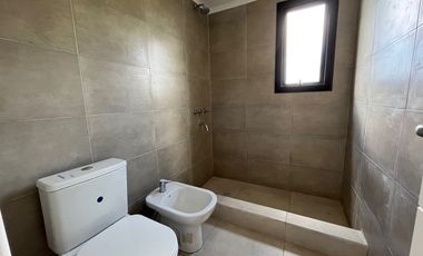 Chalet premium, todo en plata baja con quincho, pileta y parque.