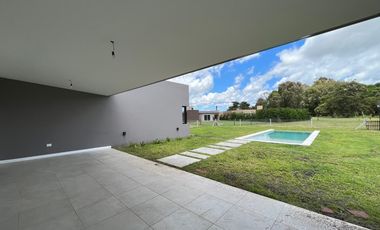 Chalet premium, todo en plata baja con quincho, pileta y parque.