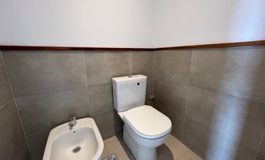 Chalet premium, todo en plata baja con quincho, pileta y parque.