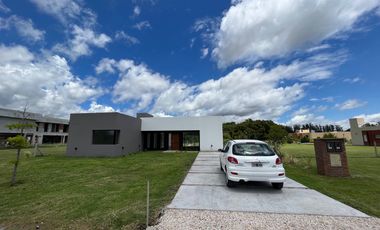 Chalet premium, todo en plata baja con quincho, pileta y parque.