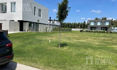 Terreno en venta en esquina Carpinchos Nordelta