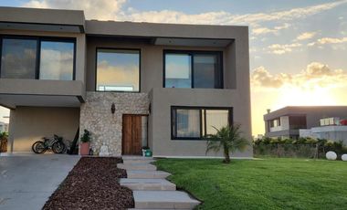 Casa en venta - 5 ambientes. Terralagos, Canning.