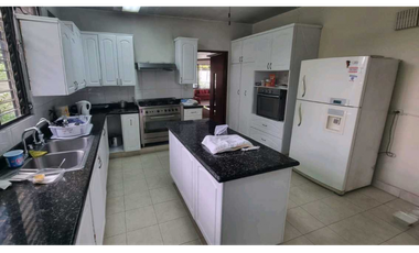 CASA EN OBARRIO CON DOS NIVELES 950M2 USO COMERCIAL / RESIDENCIAL