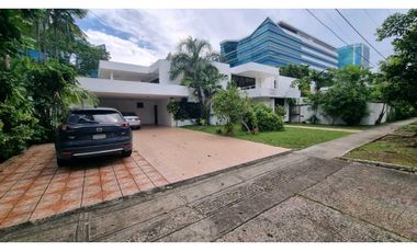 CASA EN OBARRIO CON DOS NIVELES 950M2 USO COMERCIAL / RESIDENCIAL