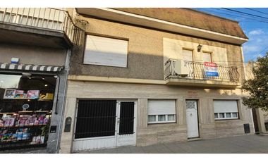 Casa en 2 plantas con garaje situada en  inmejorable ubicación.