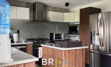 INCREÍBLE CASA A LA VENTA CON VISTA AL LAGO Y MONTAÑAS