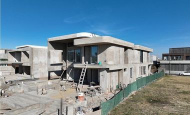 Casa en venta y alquiler anual al rio, en barrio El Yacht, Nordelta, Tigre