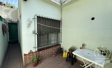 Venta Casa - 4 ambientes - ideal dos familias - parrilla - quincho - Lanús Oeste.