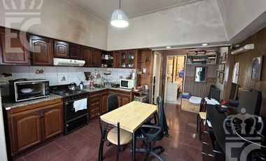 Venta Casa - 4 ambientes - ideal dos familias - parrilla - quincho - Lanús Oeste.