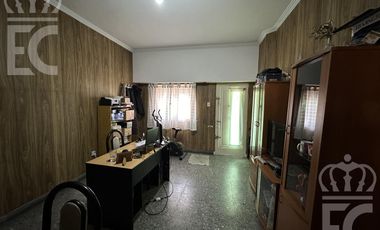 Venta Casa - 4 ambientes - ideal dos familias - parrilla - quincho - Lanús Oeste.