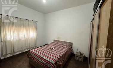 Venta Casa - 4 ambientes - ideal dos familias - parrilla - quincho - Lanús Oeste.
